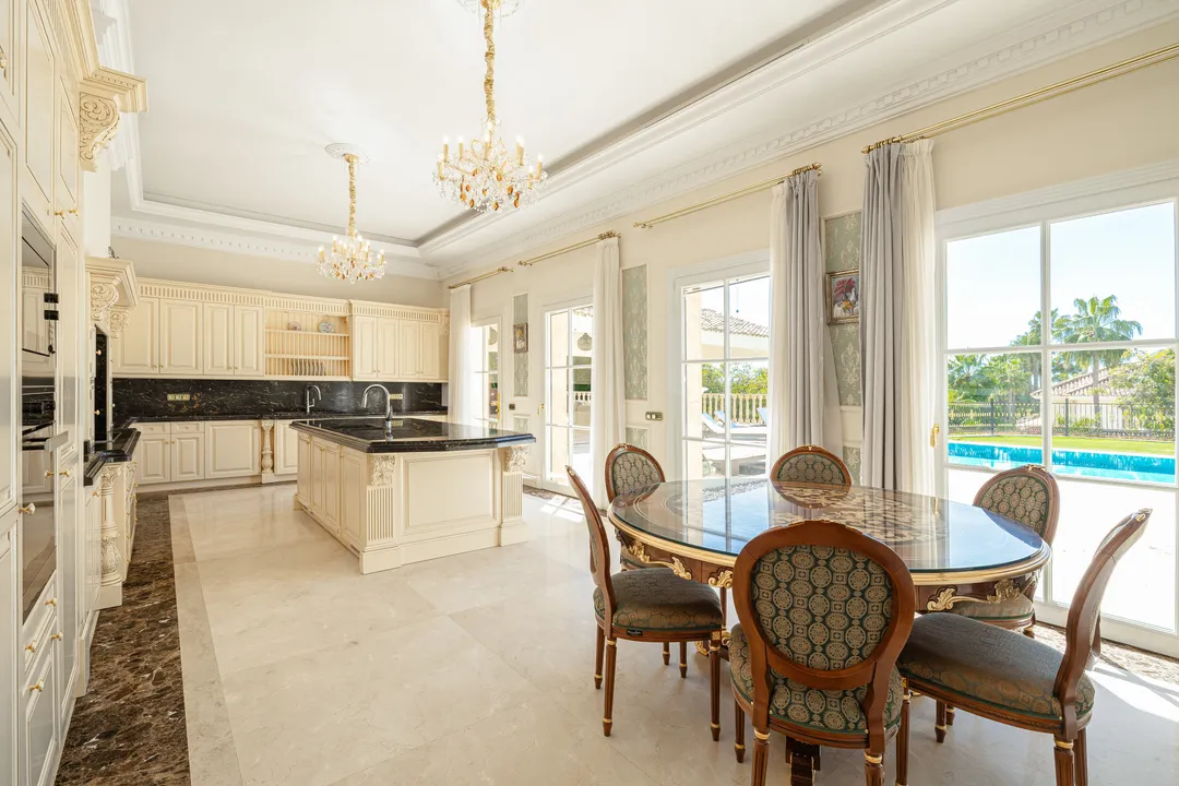 Exclusive Luxury Villa in Sierra Blanca, Marbella image 3