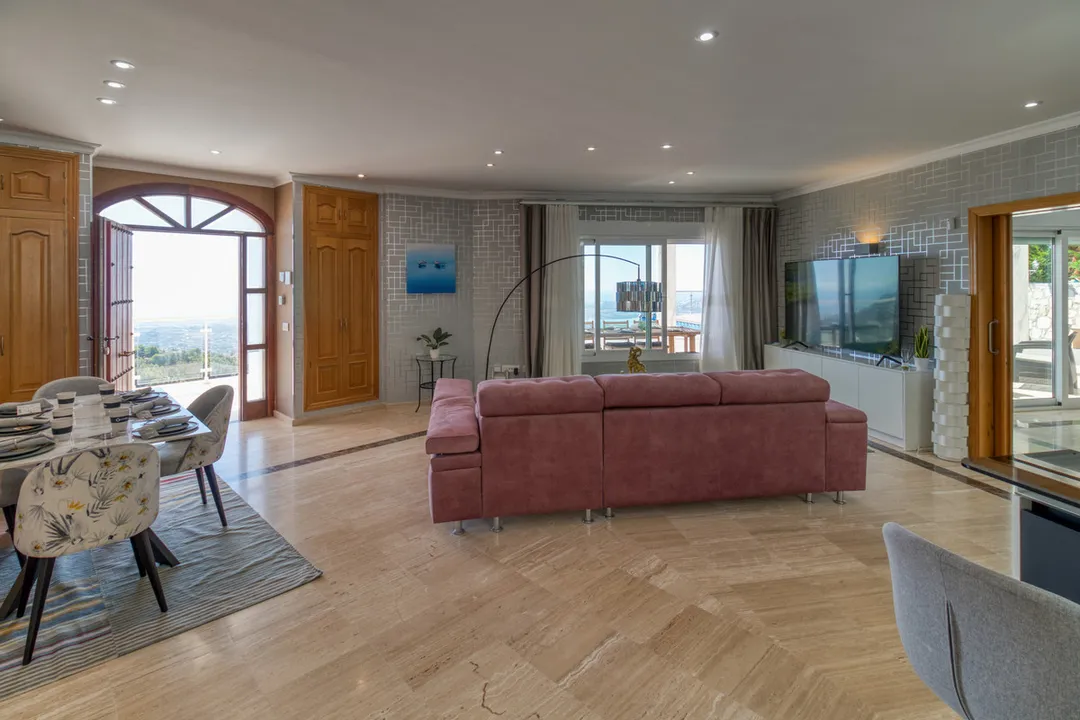 Villa de Lujo con Vistas Espectaculares en Alta Verde image 1