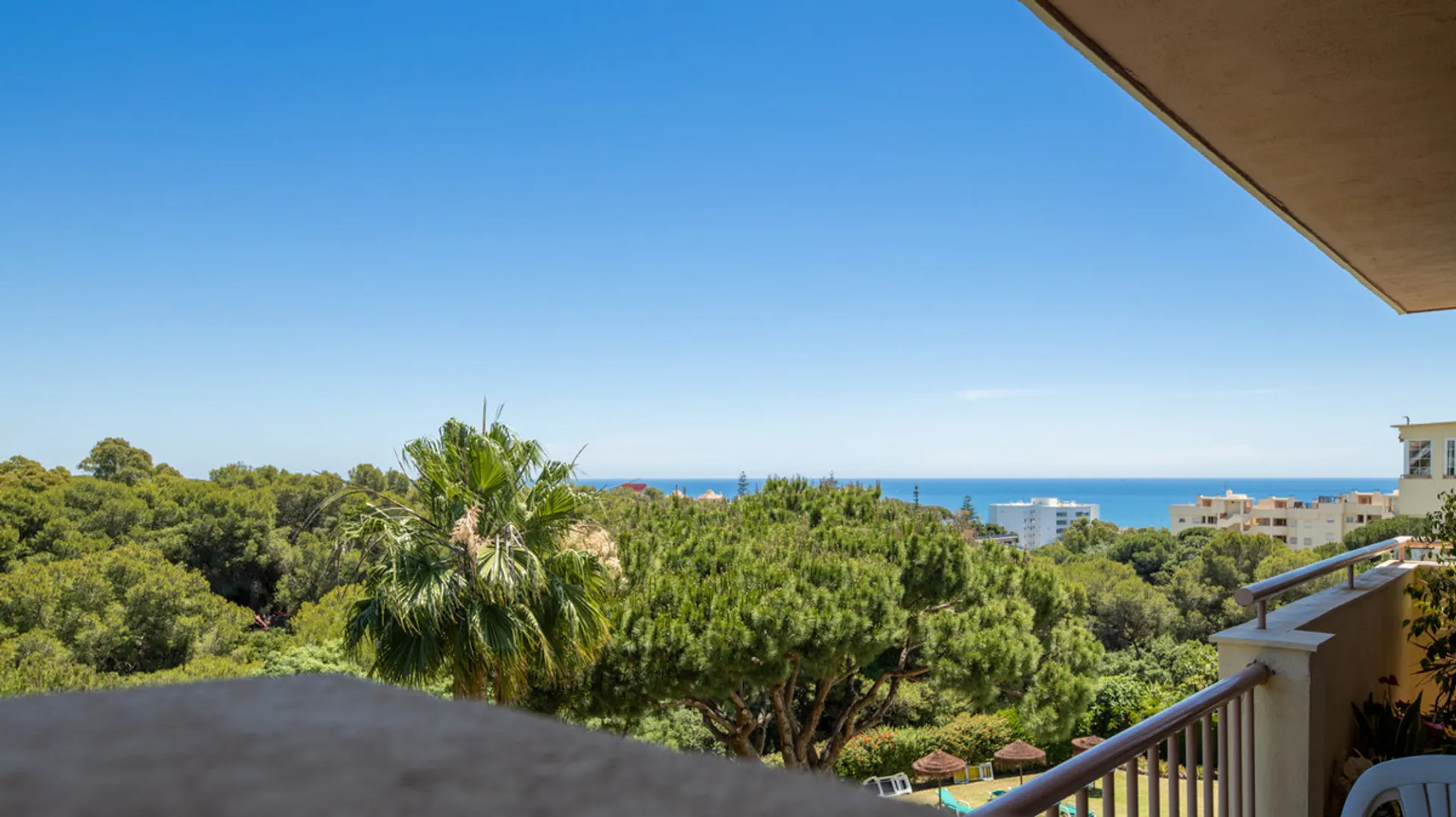 Imagen 1 de Spacious 1-Bedroom Apartment with Terrace and Fireplaces in Calahonda