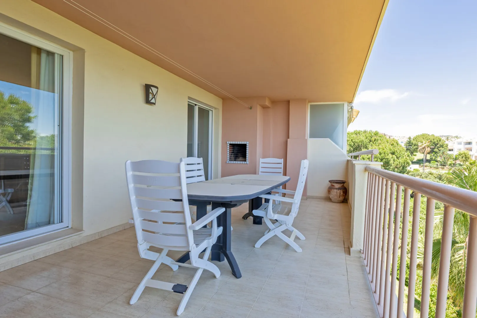 Amplio Apartamento de 1 Dormitorio con Terraza y Chimeneas en Calahonda