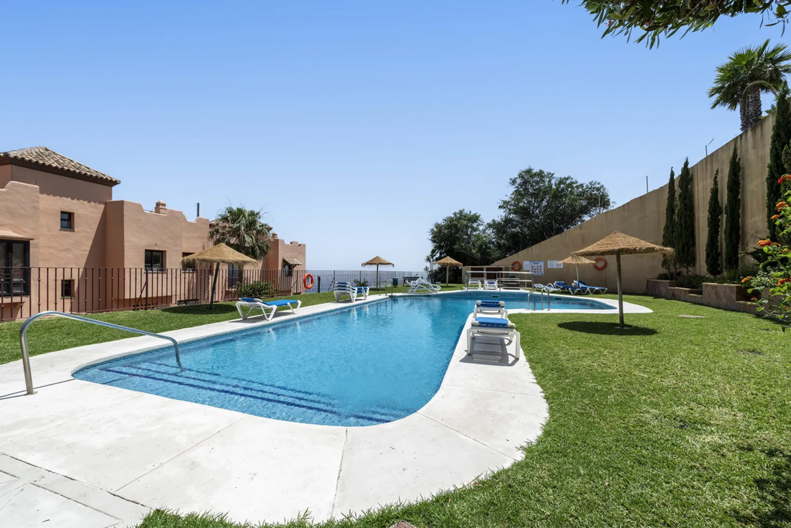 Ático Reformado con Terraza y Vistas en Calahonda