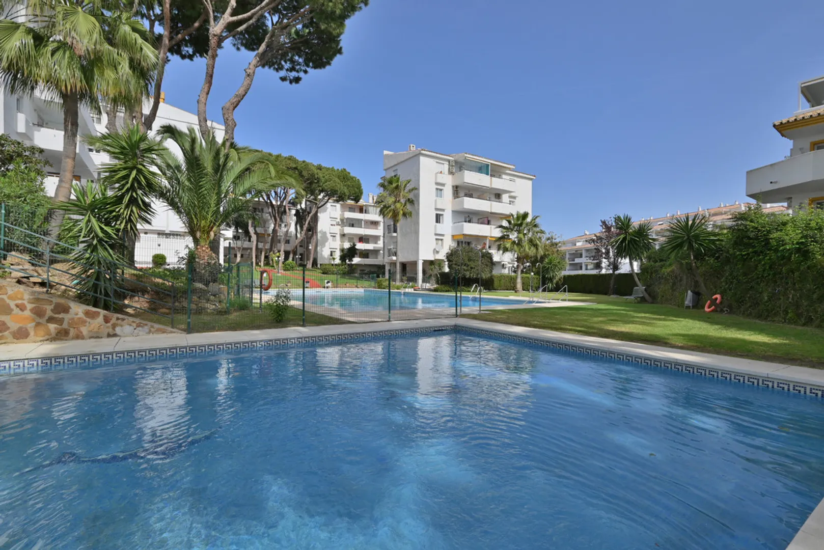 Imagen 1 de Apartamento reformado con vistas al mar en Calahonda