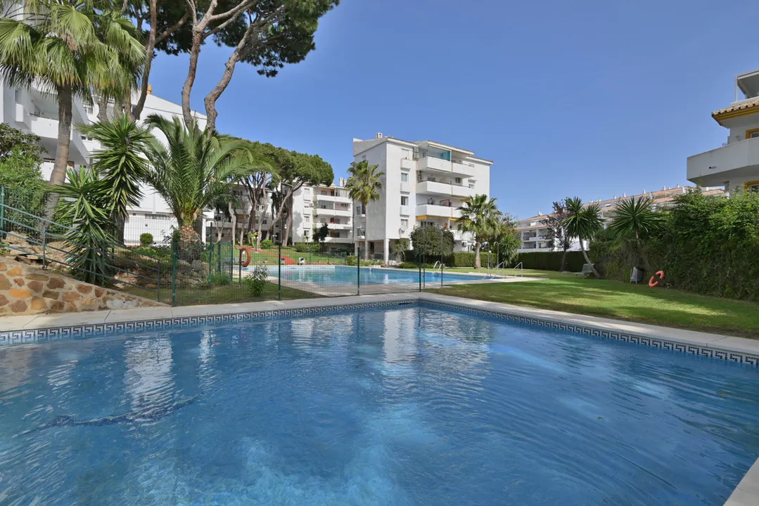Apartamento reformado con vistas al mar en Calahonda image 0
