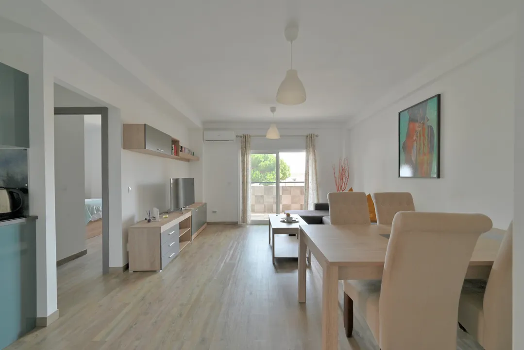 Apartamento reformado con vistas al mar en Calahonda image 1
