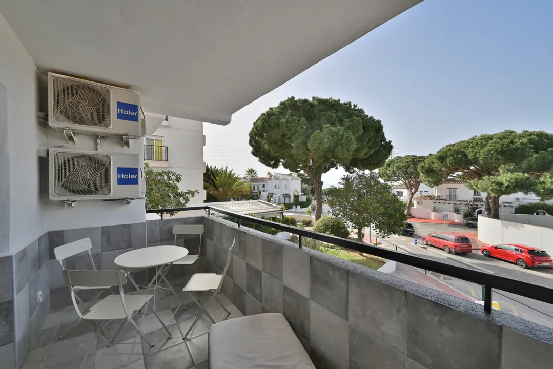 Apartamento reformado con vistas al mar en Calahonda image 3