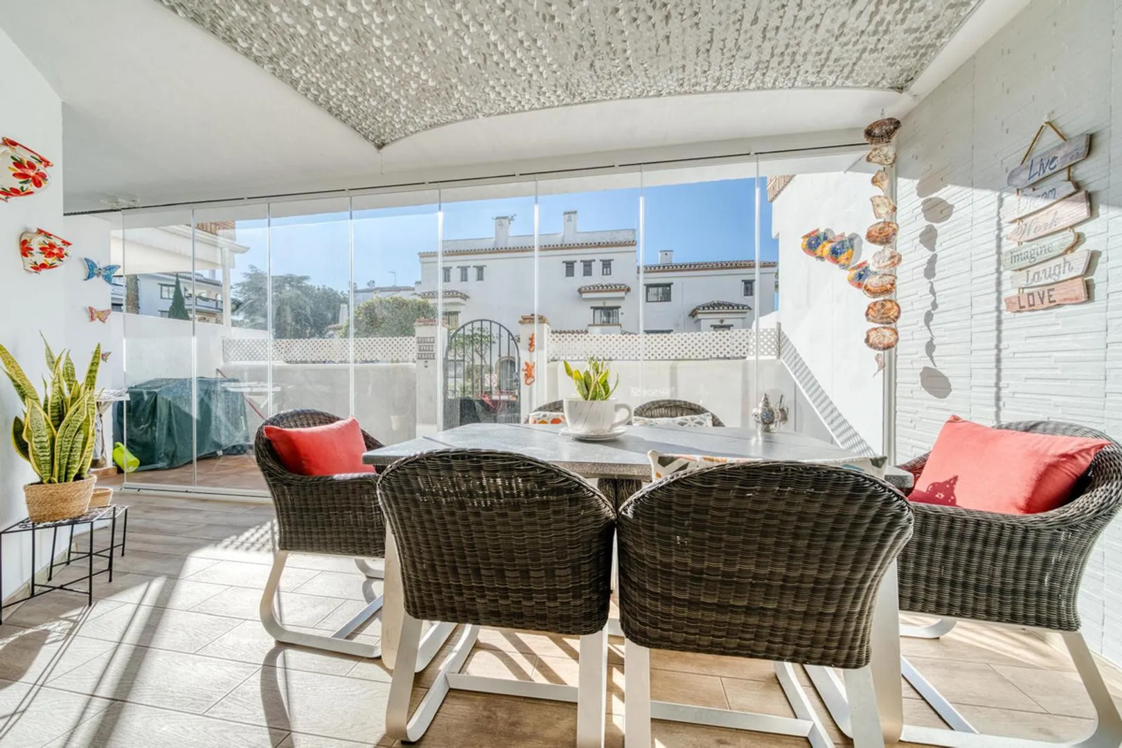 Modern Apartment on Ground Floor with Terrace and Access to Gardens