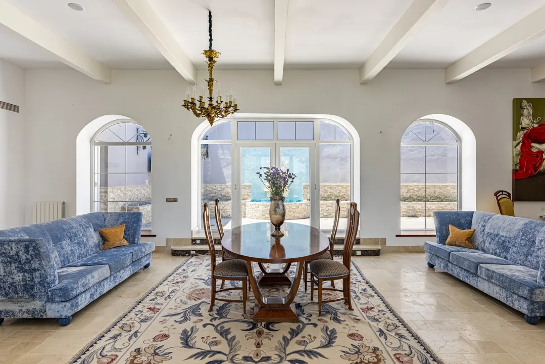 Luxury Family Villa with Patio and Spa in San Pedro de Alcántara image 1