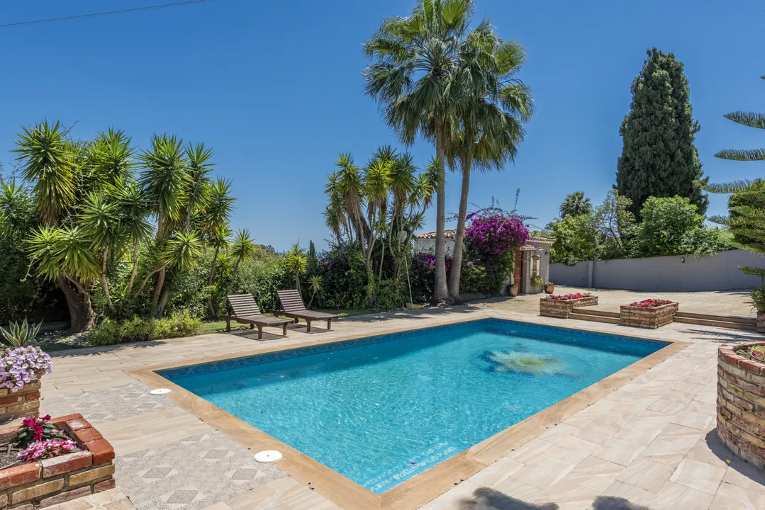 Luxury Family Villa with Patio and Spa in San Pedro de Alcántara image 2