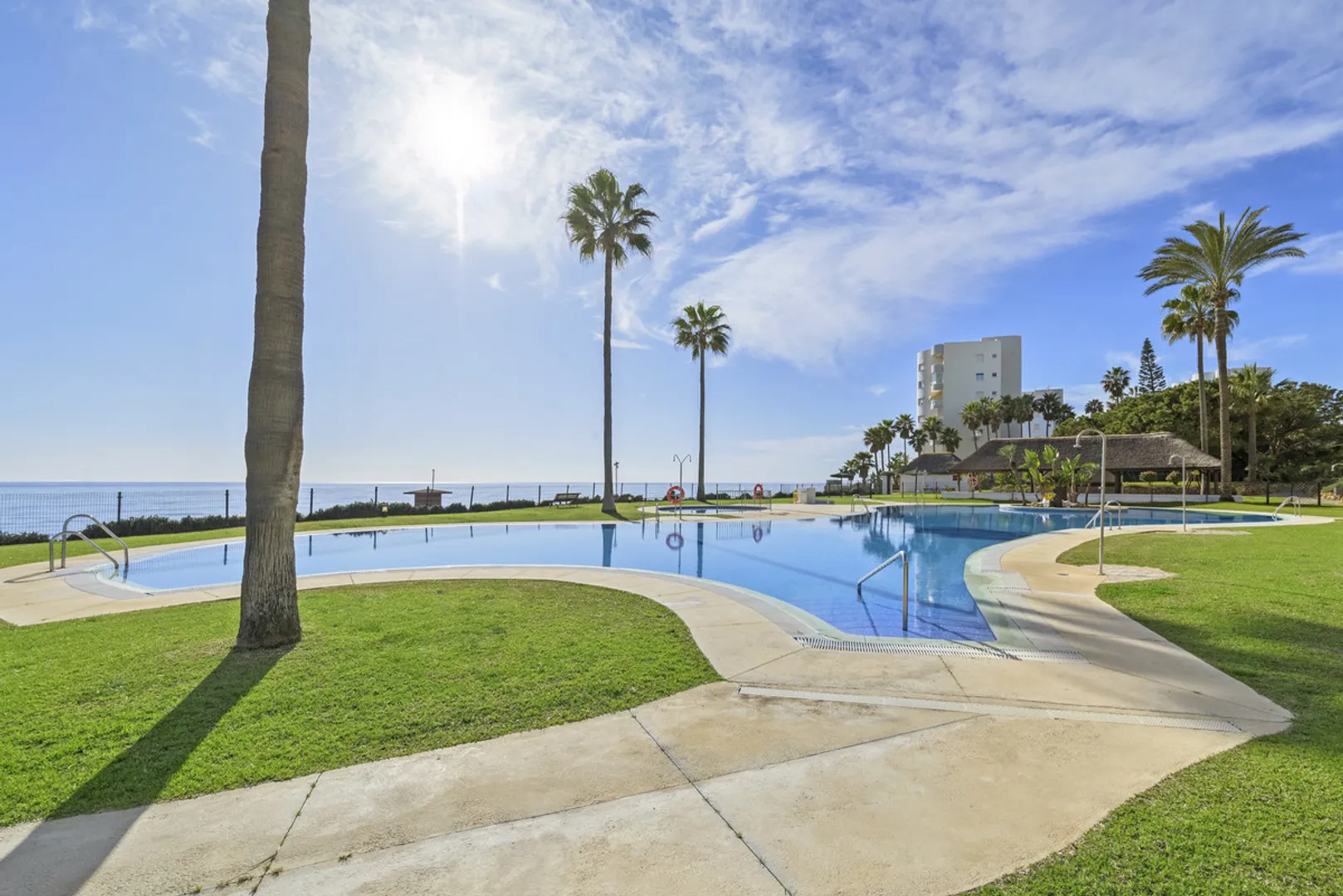 Exclusivo Apartamento en Primera Línea de Playa con Jardín Privado en Calahonda