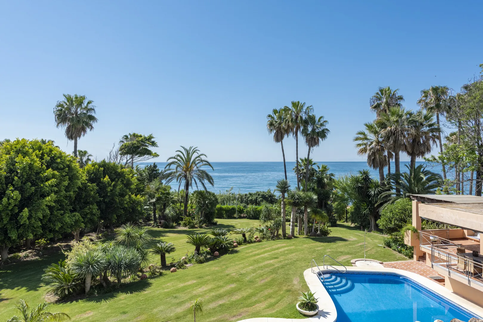 Exclusive Luxury Villa on the Frontline of Nueva Milla de Oro Beach