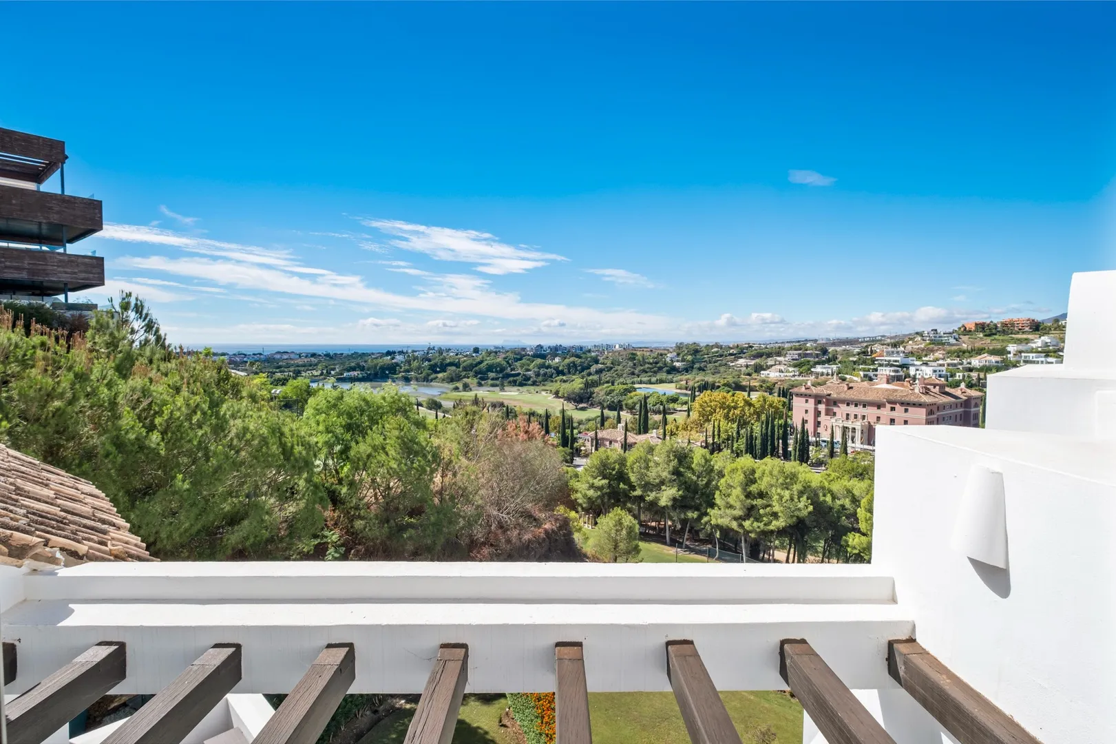 Espectacular Ático Dúplex con Vistas al Mediterráneo en Los Flamingos