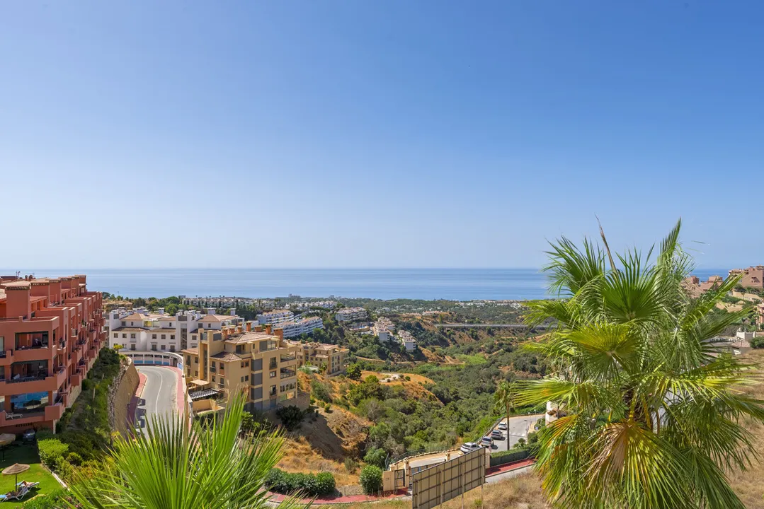 Spacious Apartment in Calahonda with Sea Views image 1