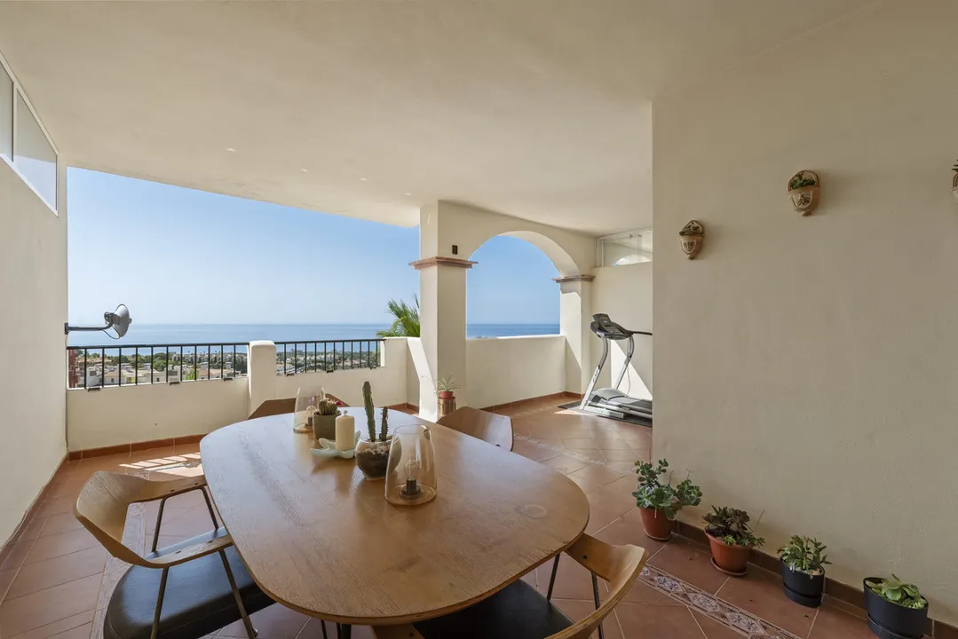 Spacious Apartment in Calahonda with Sea Views image 2