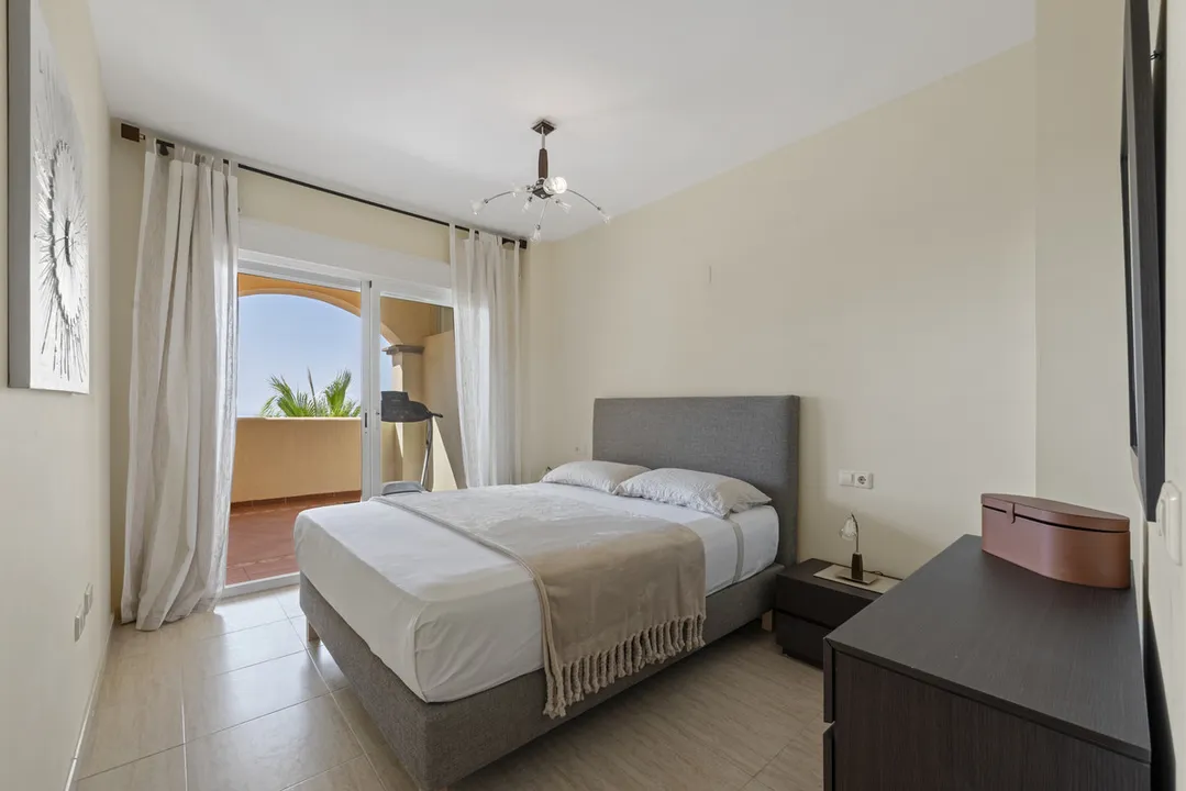 Spacious Apartment in Calahonda with Sea Views image 3