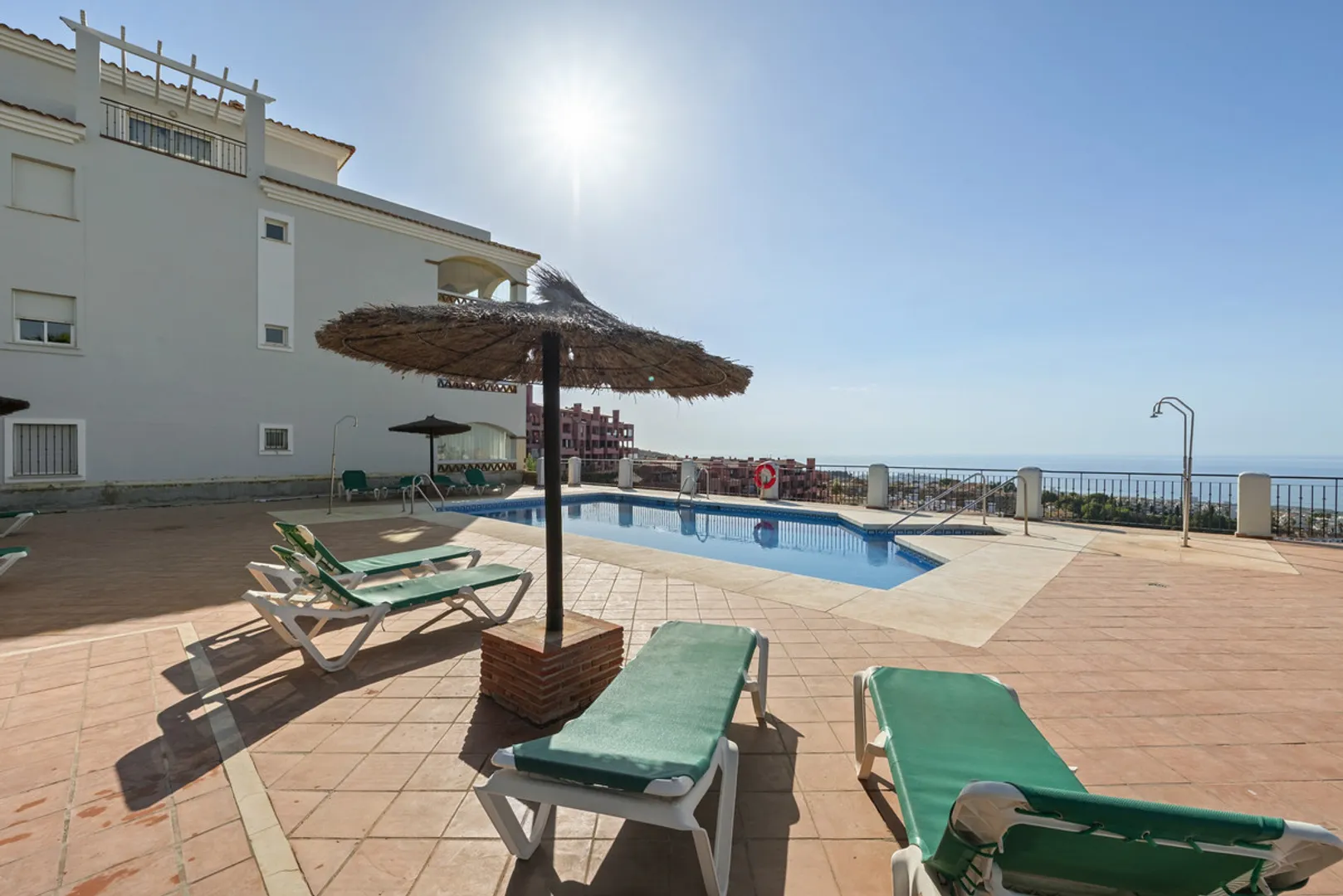 Amplio Apartamento en Calahonda con Vistas al Mar