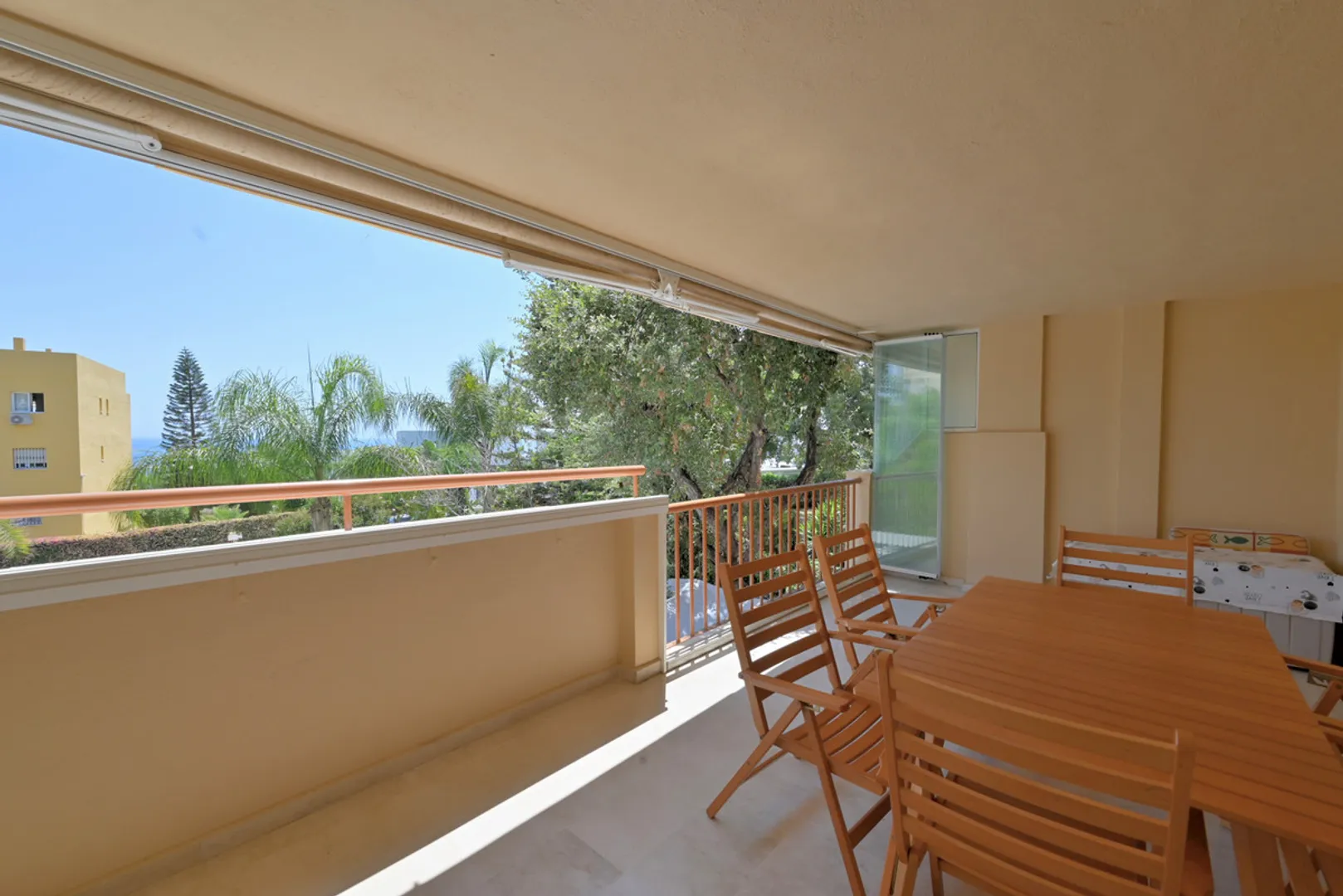 Encantador Apartamento de 1 Dormitorio en Calahonda con Terraza y Vistas al Mar