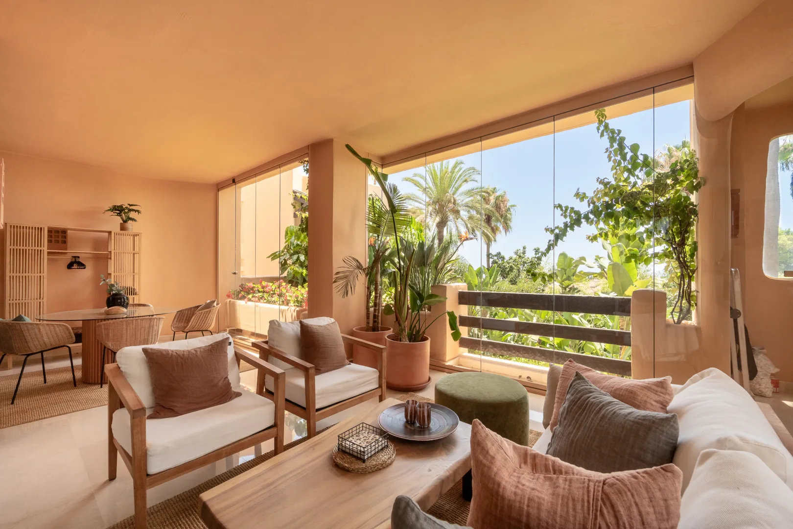 Elegante Apartamento en Mansion Club con Jardines Tropicales