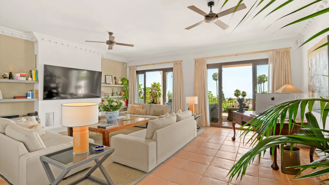 Luxury Villa with Sea Views in Marbella image 2