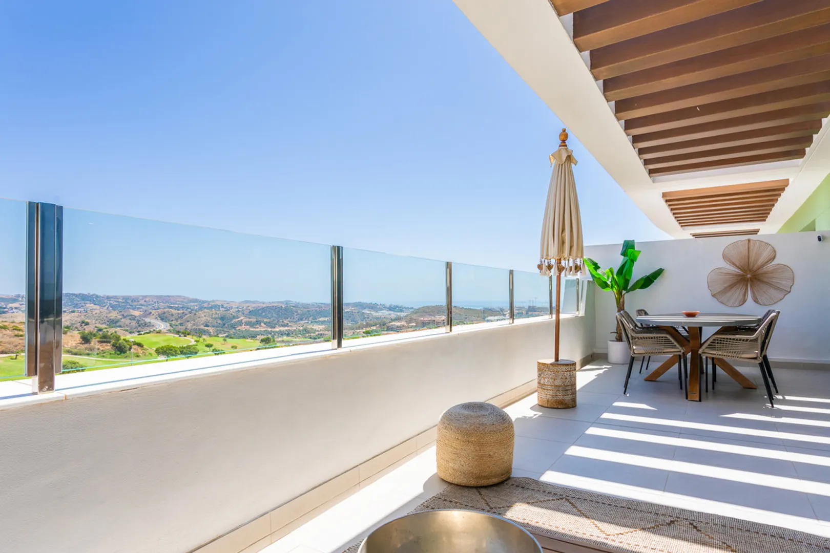 Moderno Apartamento de 3 Dormitorios con Vistas Espectaculares en La Cala de Mijas