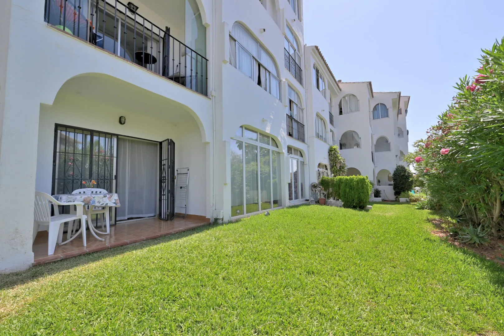 Encantador Apartamento en Calahonda Baja con Jardines y Piscina