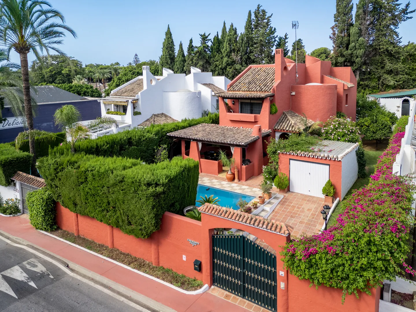 Imagen 1 de Villa with Charm Near Services and Beach in Marbella