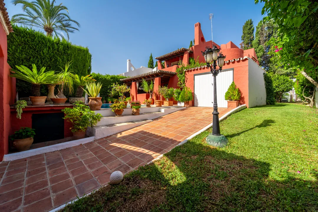 Villa with Charm Near Services and Beach in Marbella image 3