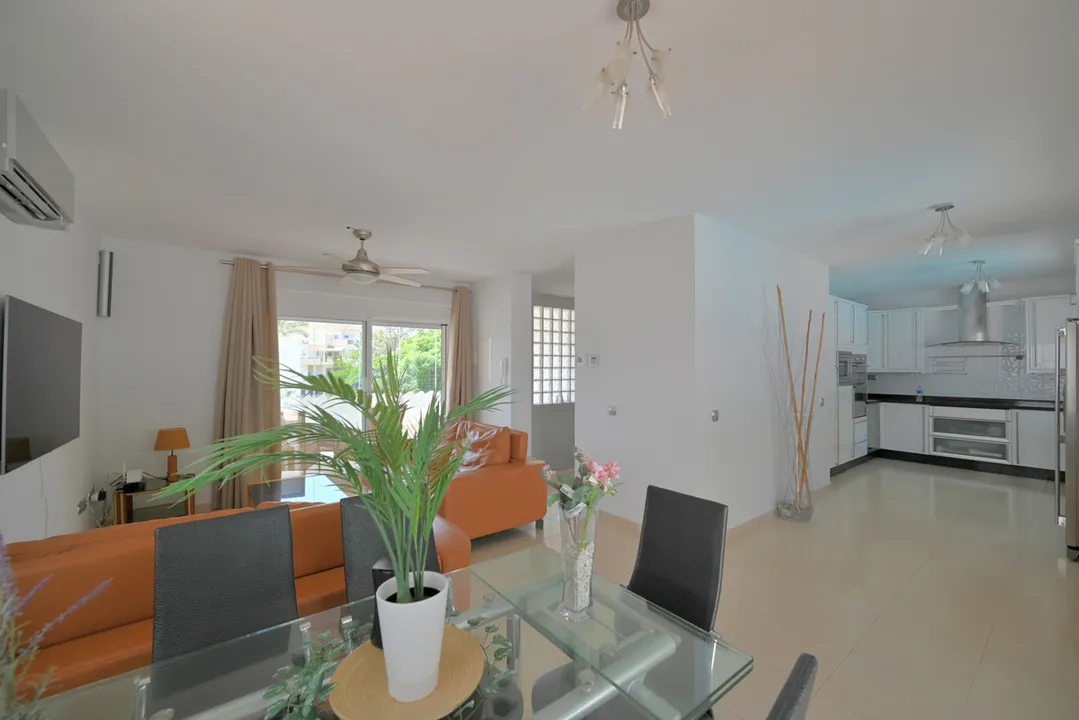 Modern Villa with Terrace and Beach Access in Riviera del Sol image 1