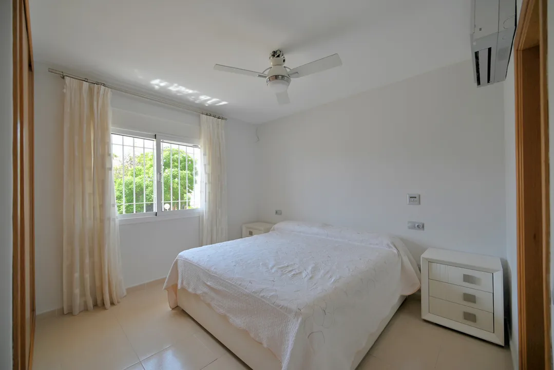 Modern Villa with Terrace and Beach Access in Riviera del Sol image 3