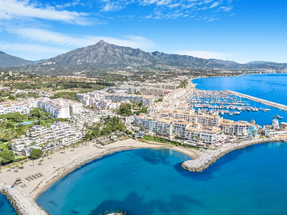 Exclusive Luxury Apartment on the Front Line of the Beach, Puerto Banús image 1