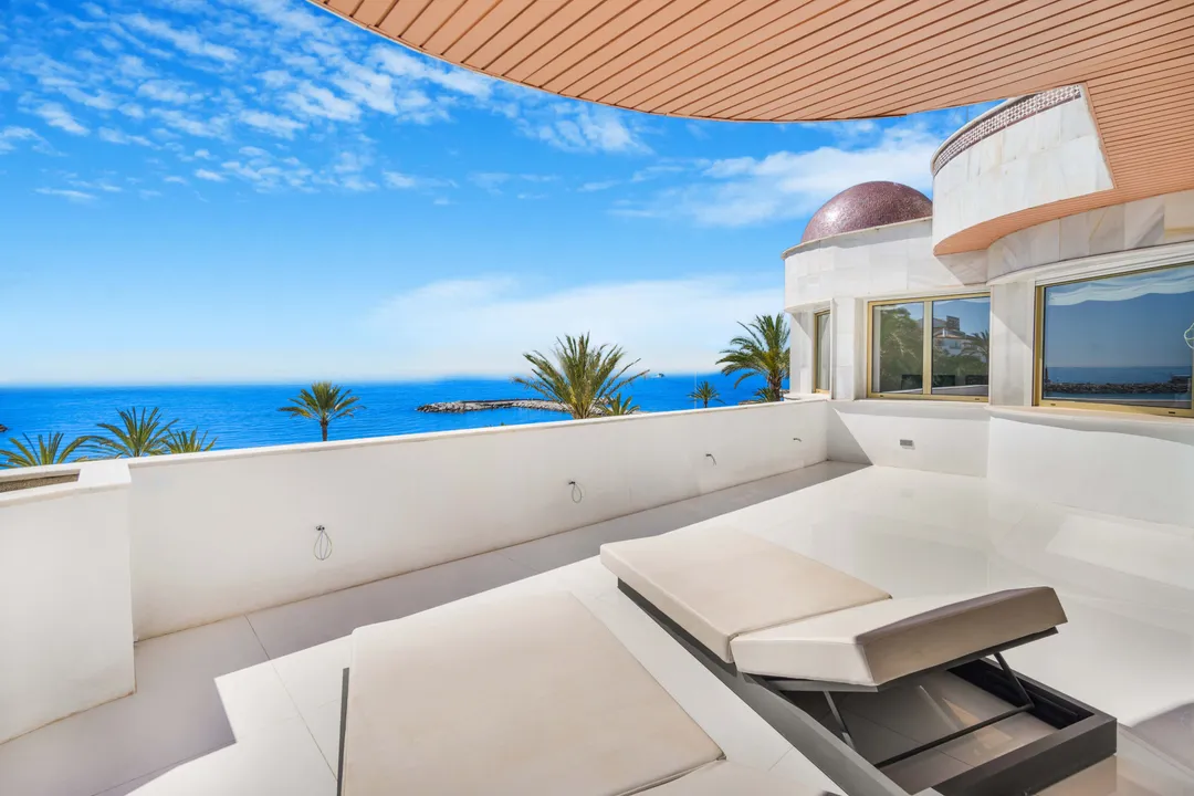 Exclusive Luxury Apartment on the Front Line of the Beach, Puerto Banús image 2