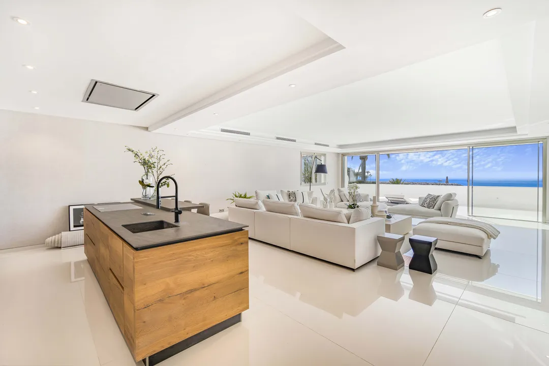 Exclusive Luxury Apartment on the Front Line of the Beach, Puerto Banús image 3