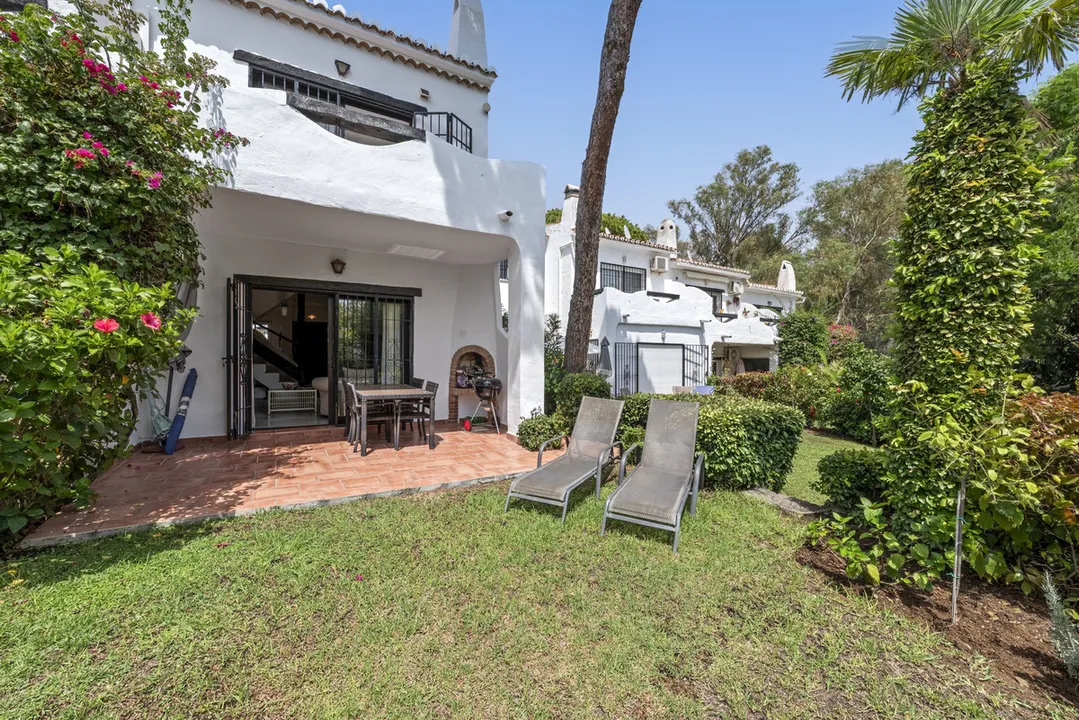 Corner Townhouse in Calahonda with Garden and Pool image 0