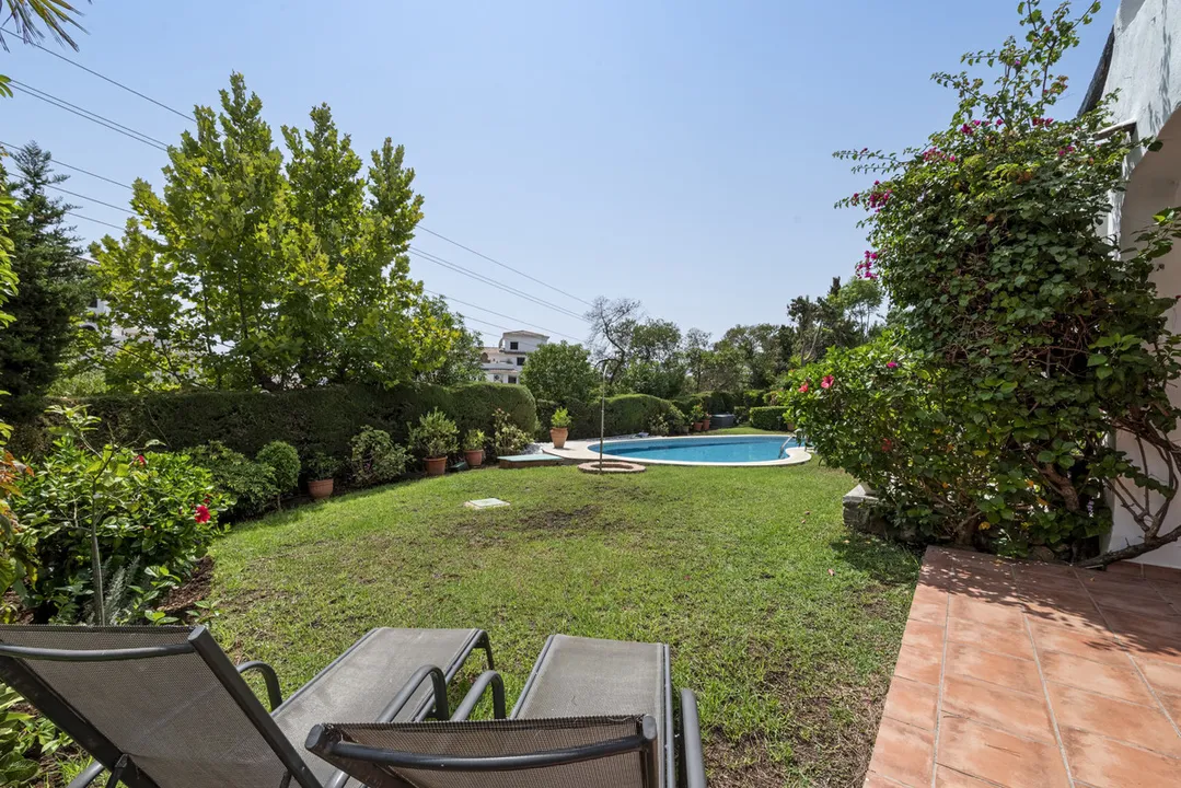 Corner Townhouse in Calahonda with Garden and Pool image 1