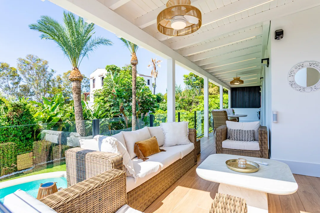 Villa Sostenible en Calahonda: Confort y Espacio a Pasos del Mar image 3