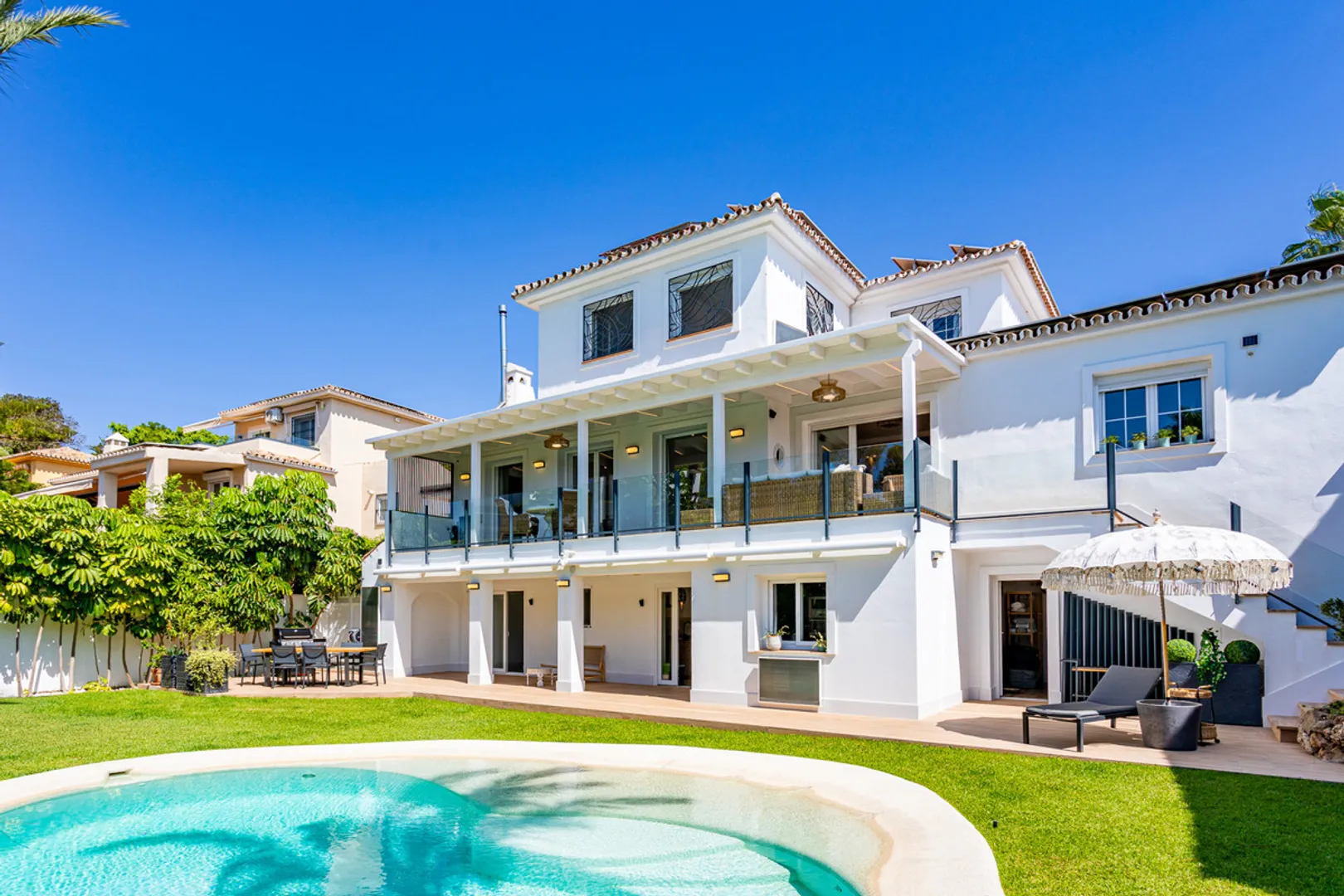 Sustainable Villa in Calahonda: Comfort and Space Steps from the Sea