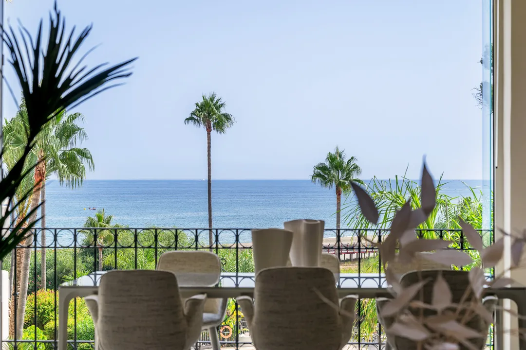 Exclusive Renovated Apartment on the Front Line of the Beach image 2