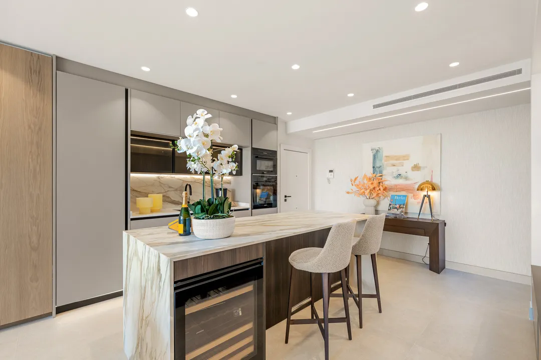 Exclusive Renovated Apartment on the Front Line of the Beach image 3