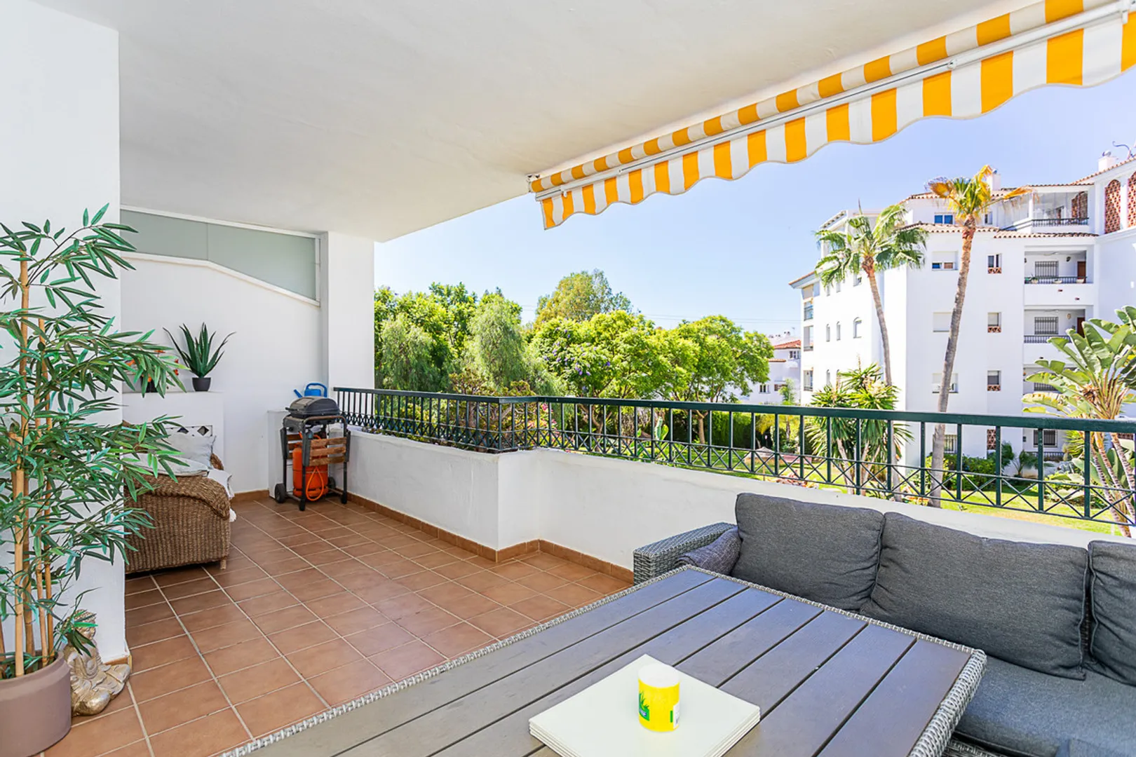 Moderno Apartamento de 2 Dormitorios con Terraza y Acceso a Piscinas