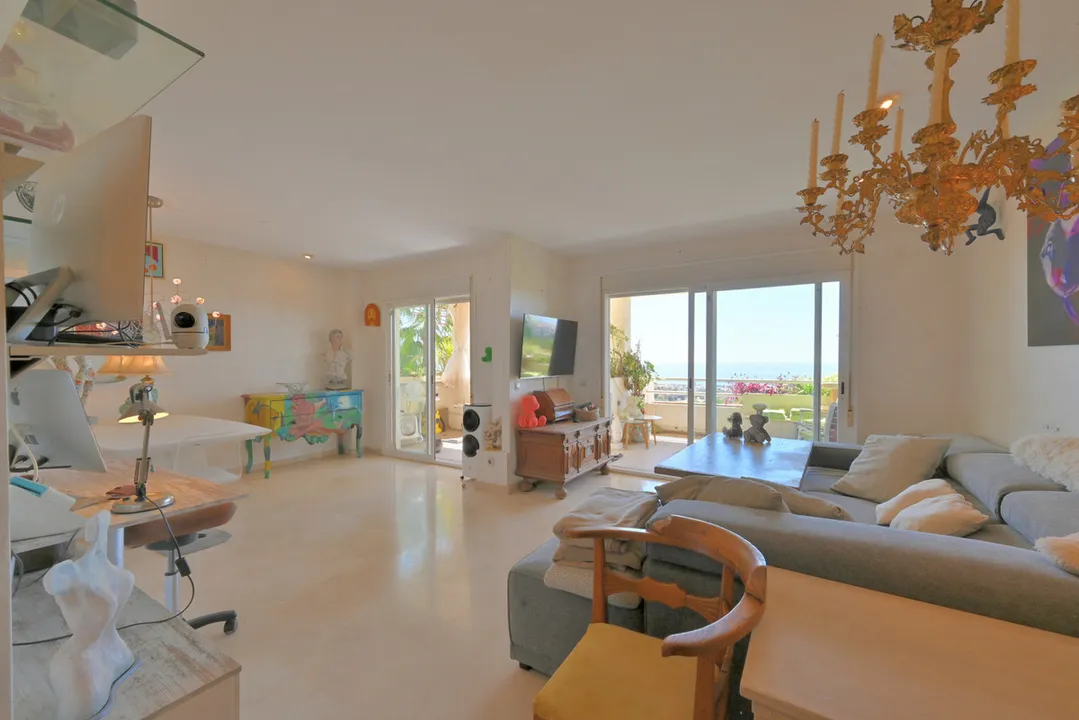 Spectacular Corner Apartment with Sea Views in Calahonda image 1
