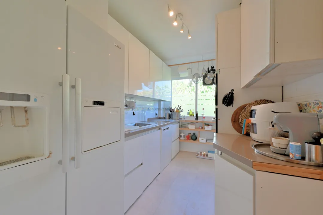 Spectacular Corner Apartment with Sea Views in Calahonda image 2