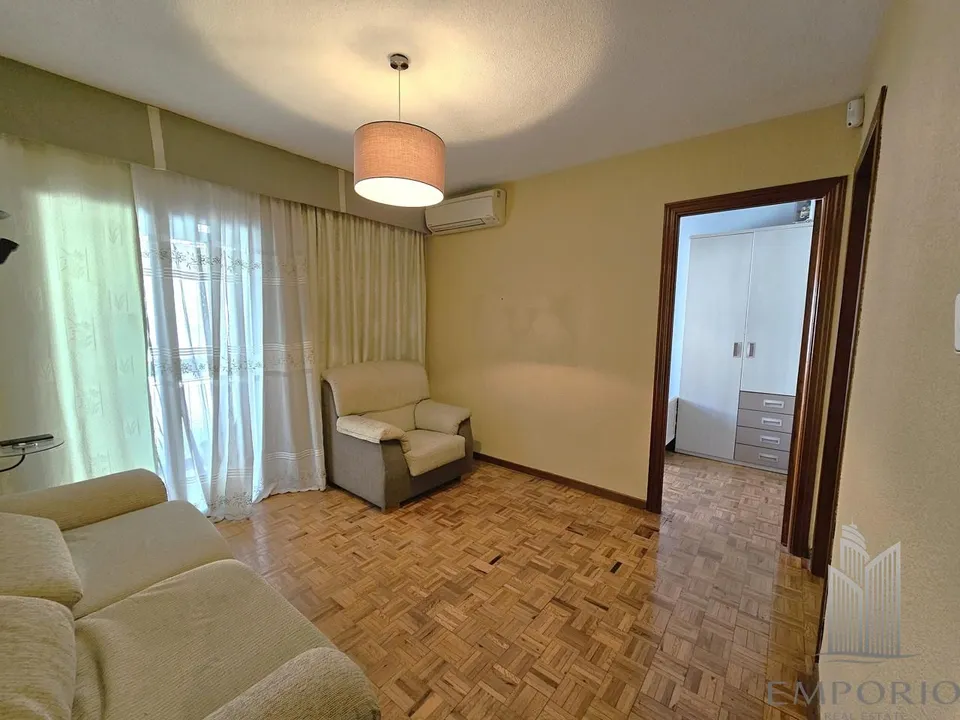 3-bedroom apartment with enclosed terrace and storage room in Palomeras Sureste image 0