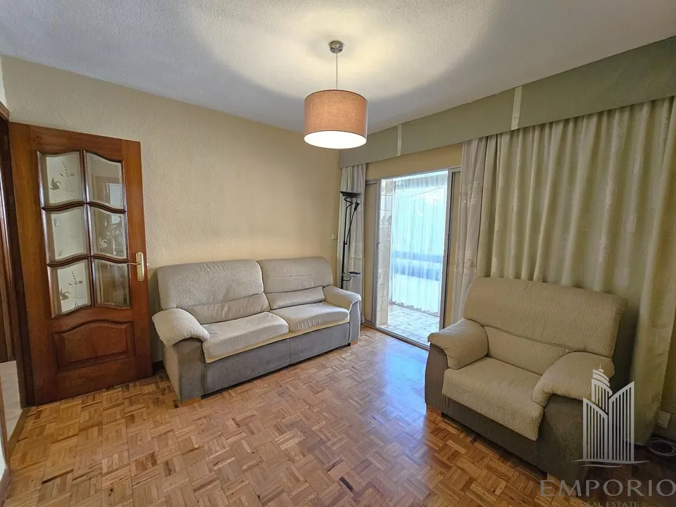 3-bedroom apartment with enclosed terrace and storage room in Palomeras Sureste image 1