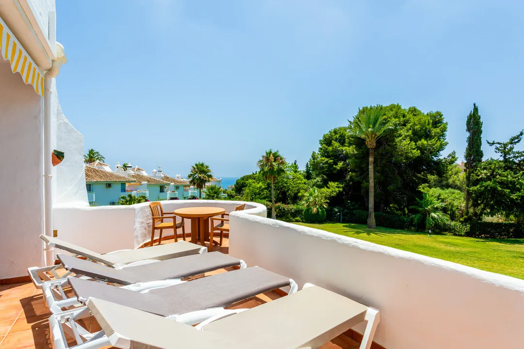 Ático Dúplex Renovado con Vistas al Mar en Jardines de Calahonda image 0