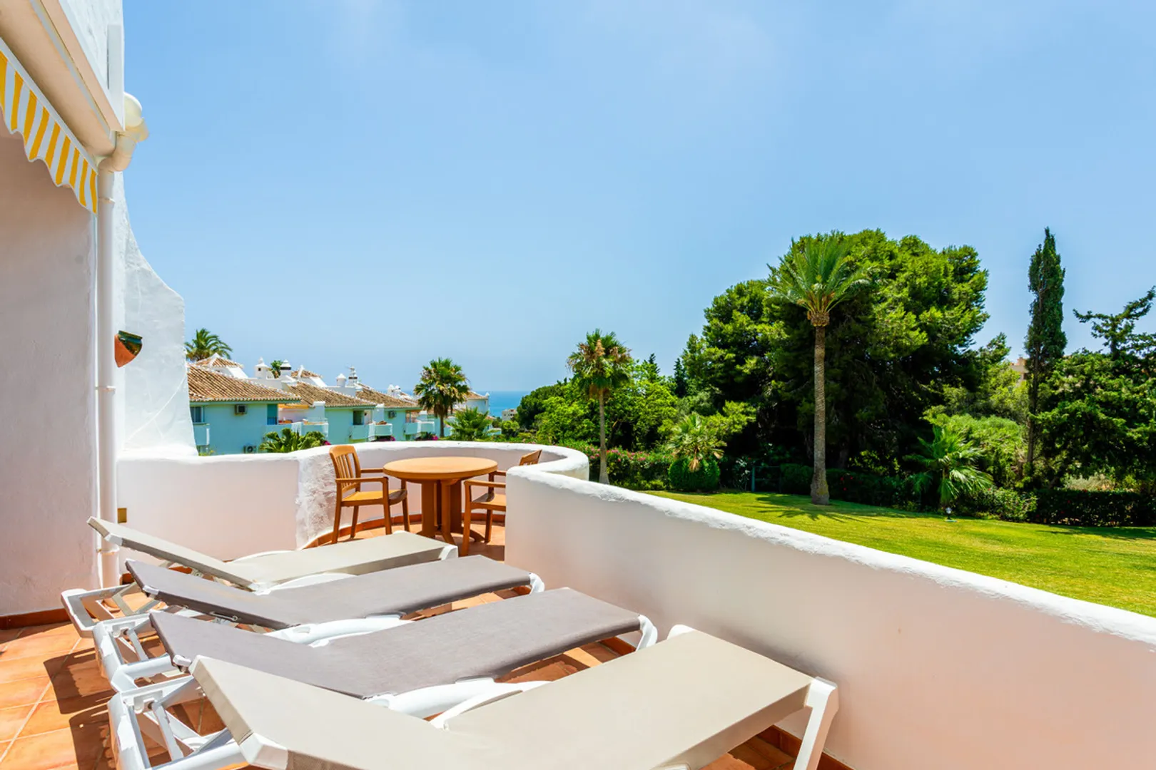 Ático Dúplex Renovado con Vistas al Mar en Jardines de Calahonda