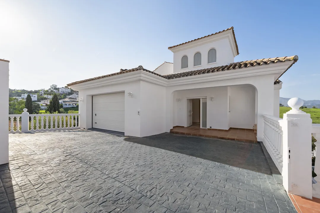 Villa Lujo y Confort en Cerros del Águila image 1