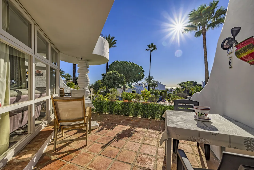 Acogedor Apartamento en Planta Baja con Terraza en Calahonda image 1