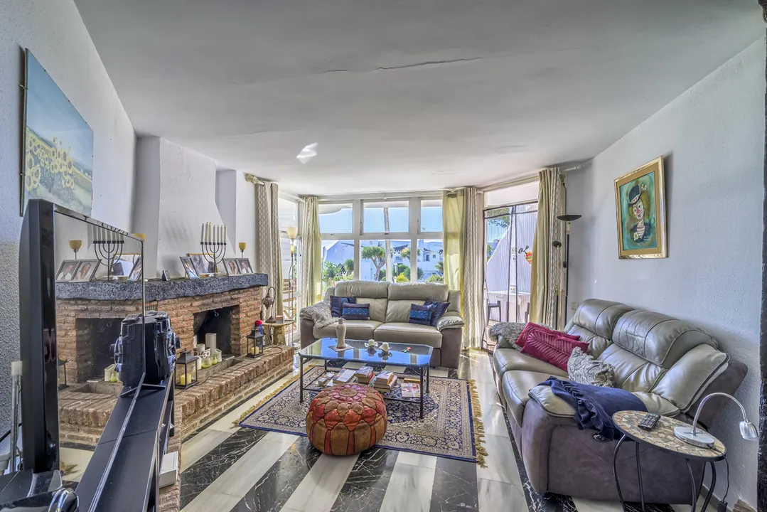 Acogedor Apartamento en Planta Baja con Terraza en Calahonda image 2