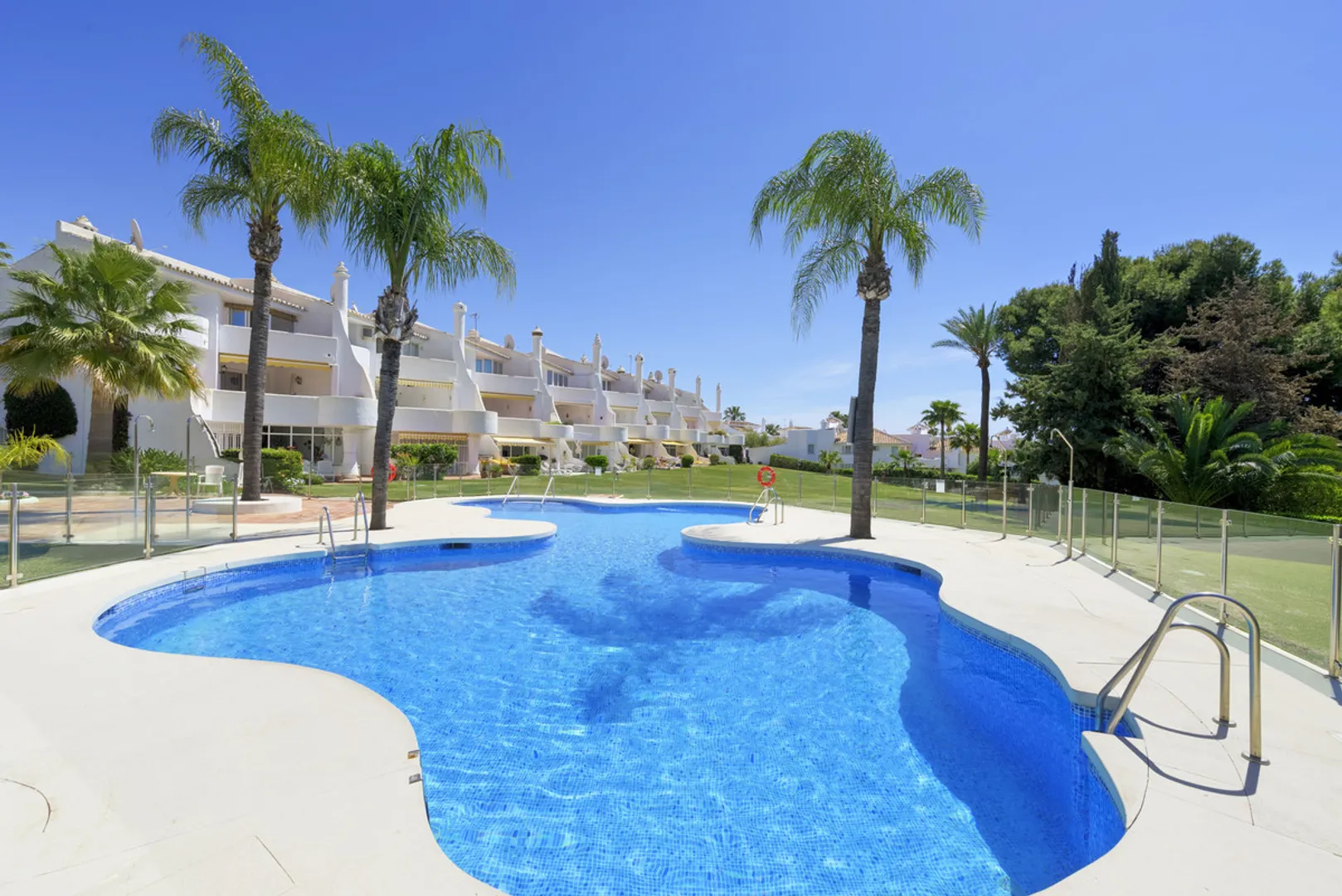 Acogedor Apartamento en Planta Baja con Terraza en Calahonda