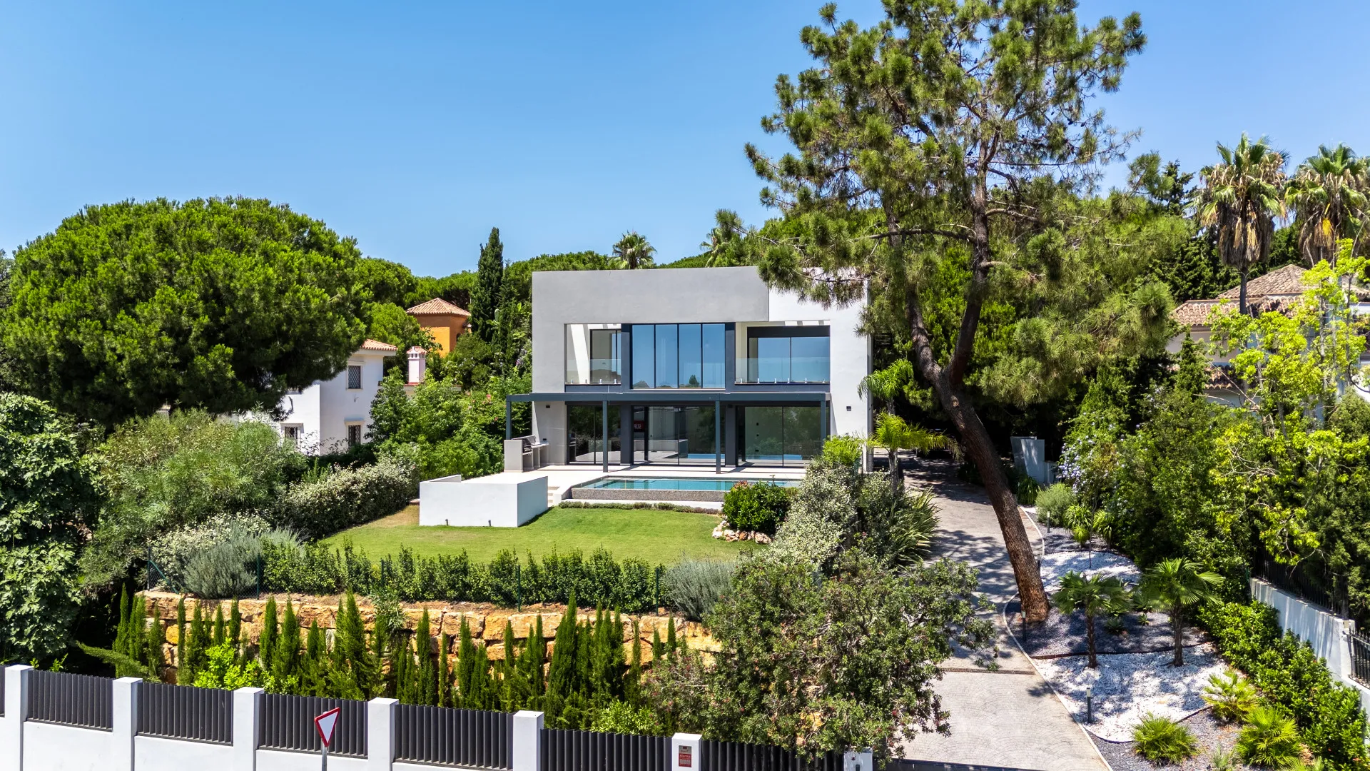 Villa Althea: Lujo Contemporáneo en Hacienda Las Chapas