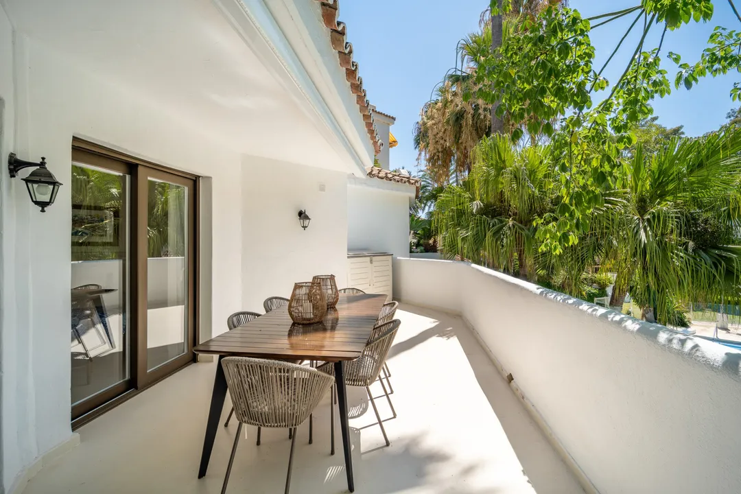 Ático Dúplex Reformado en Elviria con Terraza Solárium y Vistas al Mar image 1
